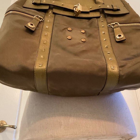 Henry Bendel Taupe 3Way Backpack/Shoulder/Top Handle w/Locket & Purple Interior - Picture 3 of 9